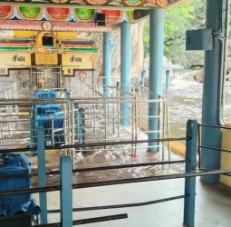 அமணலிங்கேஸ்வரர் கோயிலை சூழ்ந்தபடி சென்ற வெள்ள நீர்