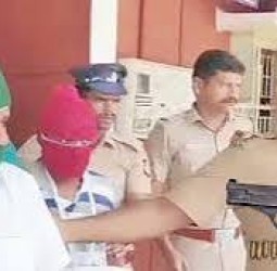 சூலூர் அருகே பெண்ணை தாக்கி நகை பறித்த சம்பவம்: 2 பேர் கைது, துப்பாக்கி பறிமுதல்