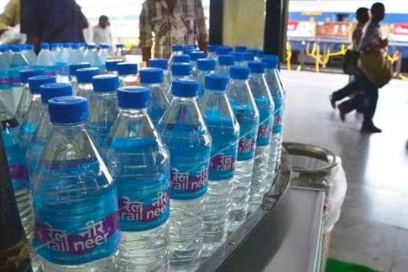 ரயில் நீா் பாட்டில்களின் விலை ரூ.1 குறைப்பு: நாளை முதல் அமல்