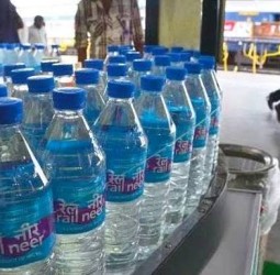 ரயில் நீா் பாட்டில்களின் விலை ரூ.1 குறைப்பு: நாளை முதல் அமல்