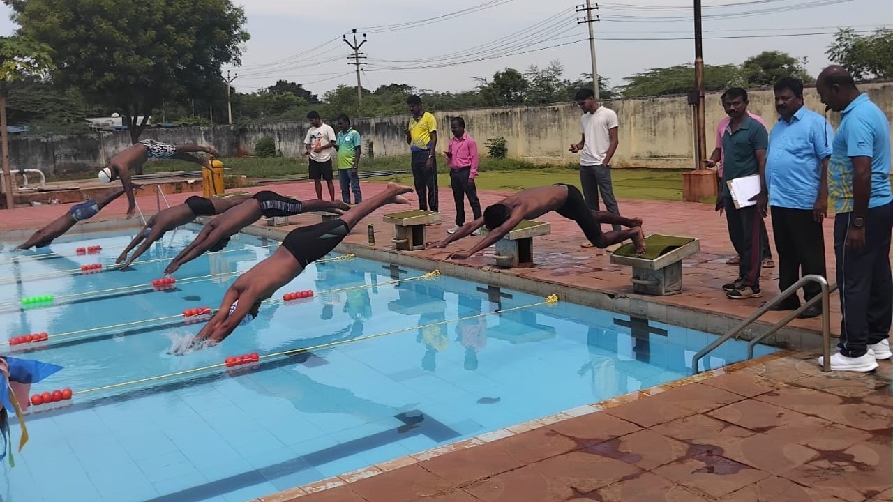 கல்லூரி மாணவர்களுக்கு முதல்வர் கோப்பை நீச்சல் போட்டி