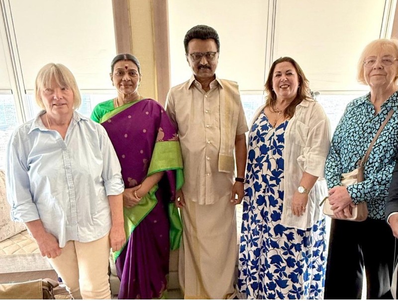லண்டனில் முதல்வர் ஸ்டாலினை பென்னிகுயிக் குடும்பத்தினர், செயிண்ட்பீட்டர்ஸ் தேவாலயத்தைச் சேர்ந்தவர்கள் சந்தித்து நன்றி