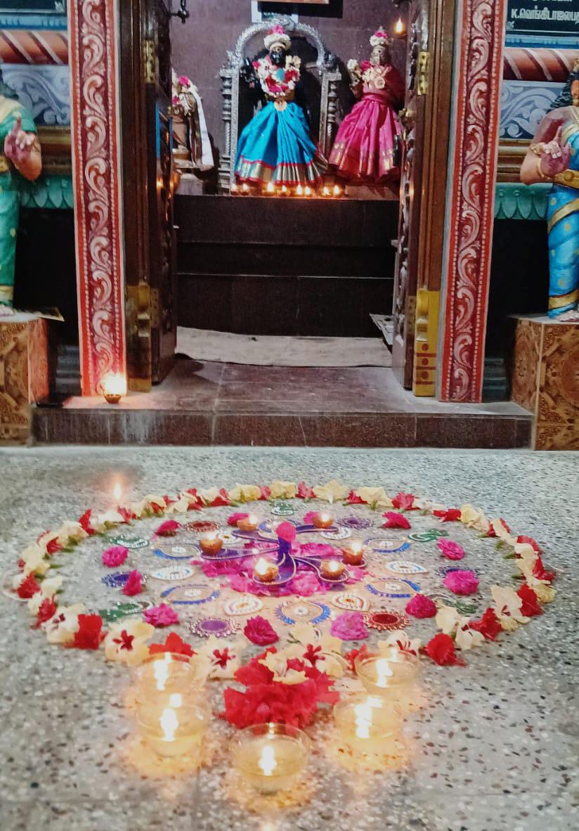 ஸ்ரீ வாசவி கன்யகா பரமேஸ்வரி அம்மன் ஆலயத்தில் ஆவணி மாதம் வெள்ளிக்கிழமையை முன்னிட்டு சிறப்பு அபிஷேகங்கள்