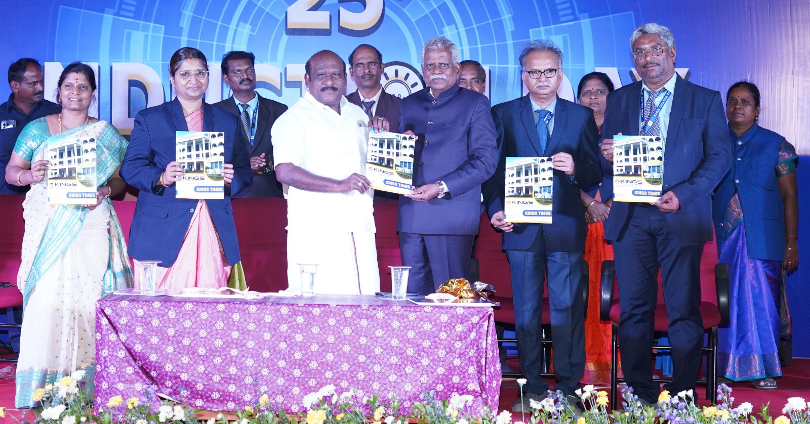 தஞ்சாவூர் அருகே புனல்குளத்தில் கிங்ஸ் பொறியியல் கல்லூரியில் வெள்ளி விழா ஆண்டு கட்டிட மாதிரி