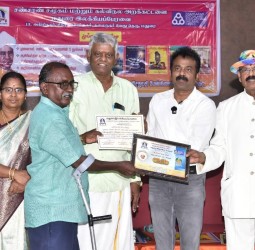 சண்முககுமாரபுரம் தொடக்கப்பள்ளி தலைமையாசிரியருக்கு அறிவொளிச் சுடர் விருது..!