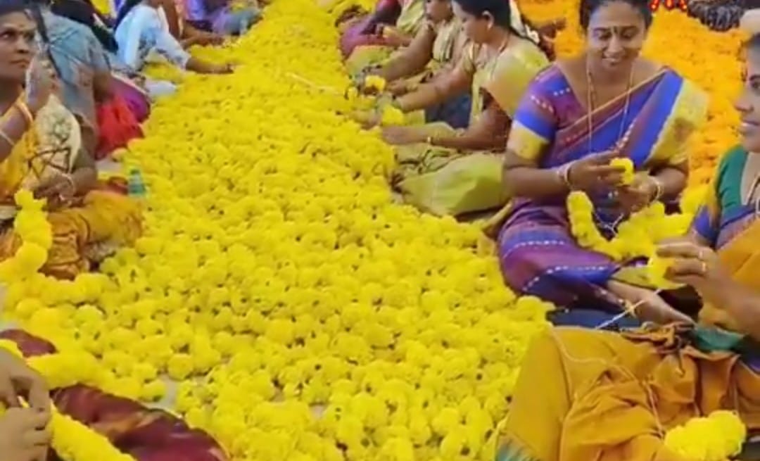 திருப்பதி கோவிலுக்கு 5 டன் சாமந்திப்பூமாலை
