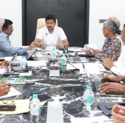 உங்களுடன் ஸ்டாலின் திட்டம் தொடர்பாக அதிகாரிகளுடன் துணை முதல்வர் உதயநிதி நேற்று ஆலோசனை