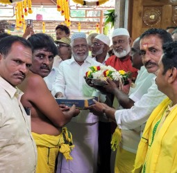 சக்தி மாரியம்மனுக்கு  முஸ்லிம்கள் சீர்வரிசை
