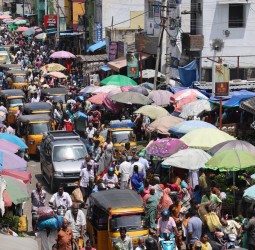 சேலத்தில் ஆயுத பூஜை பொருட்கள் வாங்குவதற்காக கூட்டம்