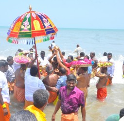 மீன்வளம் பெருக வேண்டி, கடலில் சமுத்திரராஜனுக்கு நேற்று வசந்த பூஜை