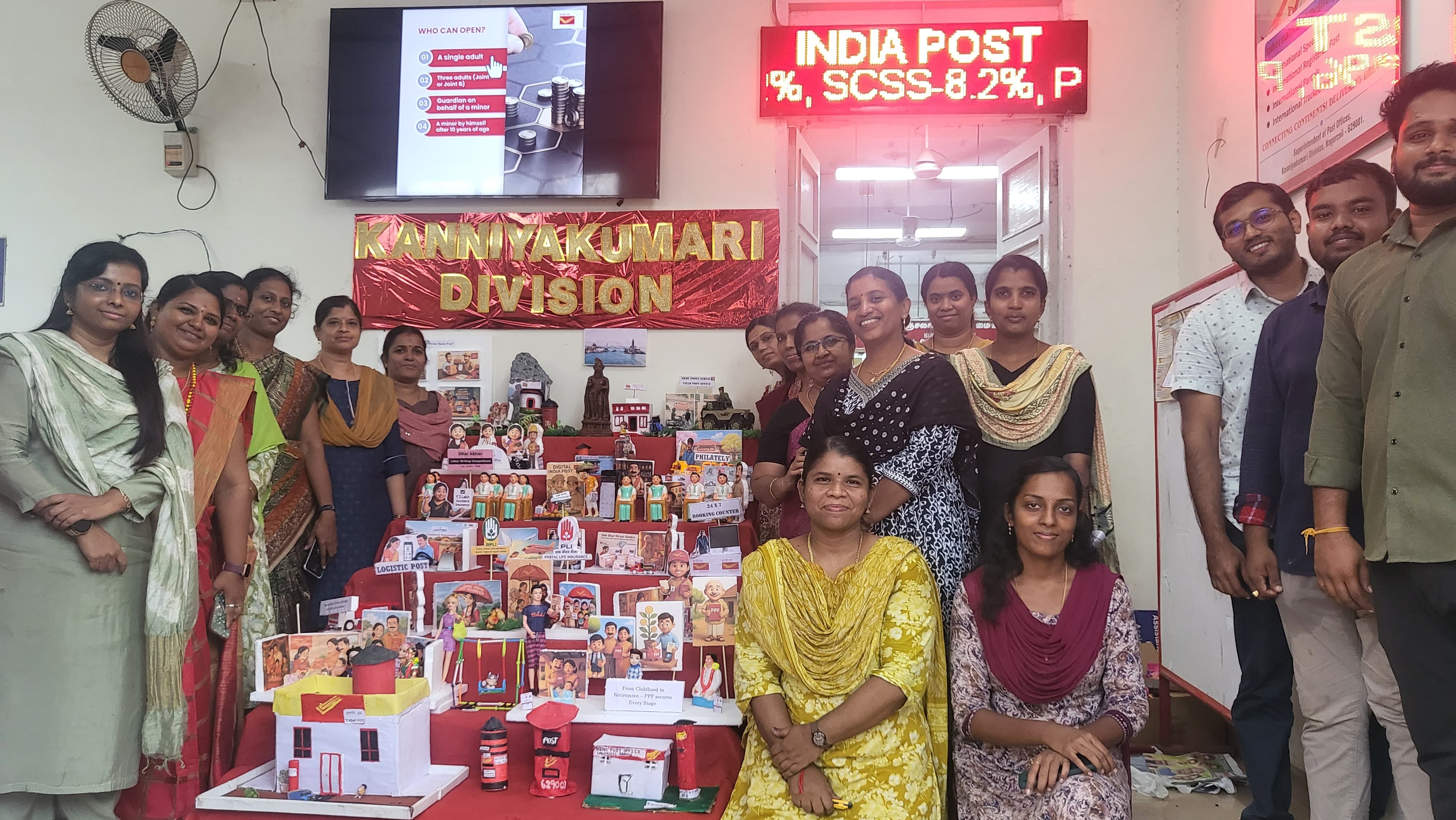 நாகர்கோவில் தலைமை அஞ்சலகத்தில் துறை திட்டங்களைவைத்து நவராத்திரி கொலு