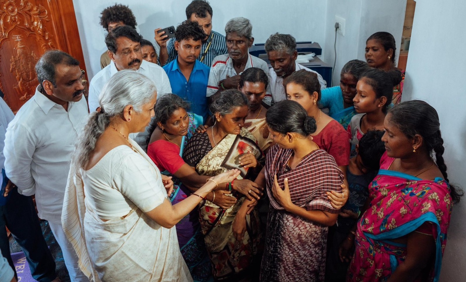 நெரிசலில் சிக்கி உயிரிழந்தவர்களின் குடும்பத்தினரை மத்திய அமைச்சர்கள் நிர்மலா சீதாராமன் சந்தித்து ஆறுதல்