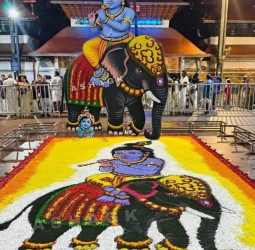 குருவாயூர் கிருஷ்ணர் கோவிலில் மகாவிஷ்ணு பூக்கோலம்.