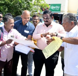 இந்திய சைகை மொழி தினத்தையொட்டி கலெக்டர் தினேஷ் குமார், விழிப்புணர்வு