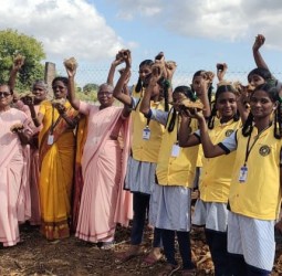 அமலி மகளிர் மேல்நிலைப்பள்ளி தலைமை ஆசிரியர் அருள்மேரி தலைமையில் பனை விதைகள்