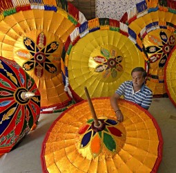 புரட்டாசி மாதம் பெருமாள், கோவில்களில் சுவாமி ஊர்வலத்தில் அழகிய வேலைப்பாடுகளுடன் கூடிய குடைகள்