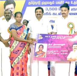 நாமக்கல்லில் கலெக்டர் துர்காமூர்த்தி தலைமையில் மகளிர் சுய உதவி குழுவினருக்கு கடன் உதவி