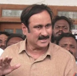 விஜய் 7 மணி நேரம் தாமதமாக வந்ததே காரணம் என்கின்றனர்” - கரூரில் அன்புமணி கருத்து