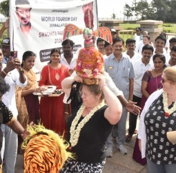 மாமல்லபுரம் கடற்கரை கோயில் வளாகத்தில் நேற்று உலக சுற்றுலா தினம்