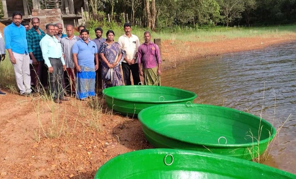 மீனவர்களுக்கு மானிய விலையில் பரிசல்களை கலெக்டர் அழகுமீனா வழங்கினார்