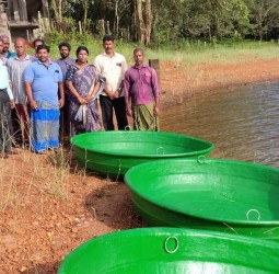 மீனவர்களுக்கு மானிய விலையில் பரிசல்களை கலெக்டர் அழகுமீனா வழங்கினார்