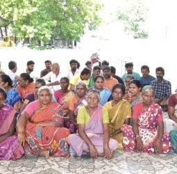 கழிவுநீர் வழித்தடத்தை சிலர் ஆக்கிரமித்துள்ளதாகக் கூறி ஒன்றிய அலுவலகத்தை பொதுமக்கள் முற்றுகையிட்டு தர்ணா