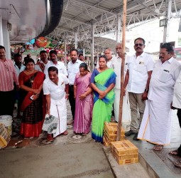 நாகர்கோவில் அண்ணா பேருந்து நிலைய தபால் நிலையம் அருகே தரையில் டைல்ஸ் அமைக்கும் பணி