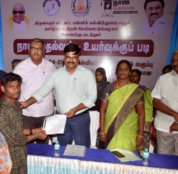 வேலுடையார் அரசு உதவி பெறும் மேல்நிலைப்பள்ளியில் நடந்த, உயர்வுக்குப்படி நிகழ்ச்சி