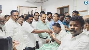 உண்ணாவிரதத்தை தற்காலிகமாக வாபஸ் பெற்றார் சசிகாந்த் செந்தில்