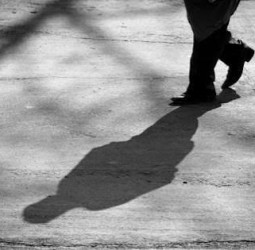 ஒளிந்திடும் நிழல்.