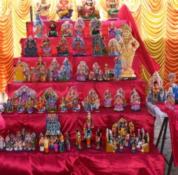 திருச்சி பூம்புகாரில் கொலு பொம்மை விற்பனை மற்றும் கண்காட்சி