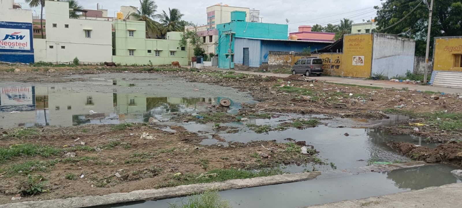 காலி இடத்தில் குளம்போல் தேங்கி நிற்கும் கழிவுநீர்