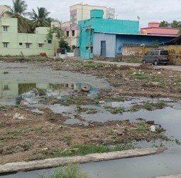 காலி இடத்தில் குளம்போல்  தேங்கி நிற்கும் கழிவுநீர்