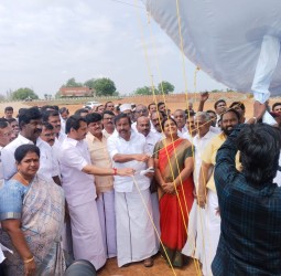 கரூரில் திமுக முப்பெரும் விழா நடைபெறுவதையொட்டி மாநாடு விவரம் அடங்கிய பலூன்