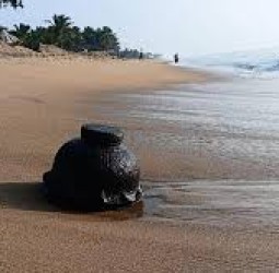 மாமல்லபுரம் கடற்கரையில் கரை ஒதுங்கிய 'பலி பீடம்' சிற்பம்