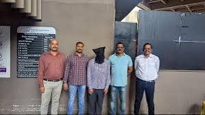 மும்பையில் 34 மனித வெடிகுண்டுகள் வெடிக்கும் என வாட்ஸ்அப்பில் மிரட்டல் விடுத்த நபர் கைது