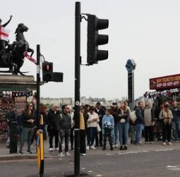 வெளிநாட்டினர் குடியேற்றத்தை எதிர்த்து லண்டனில் மாபெரும் பேரணி; 1.5 லட்சம் பேர் பங்கேற்பு