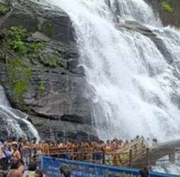 குற்றால அருவிகளில் தண்ணீர் ஆர்ப்பரிப்பு; சுற்றுலா பயணிகள் உற்சாகம்