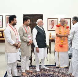 குடியரசு துணைத் தலைவர் தேர்தலில் வெற்றி பெற்ற சி.பி.ராதாகிருஷ்ணனை ஜி.கே.வாசன் எம்.பி. நேற்று நேரில் சந்தித்து வாழ்த்து