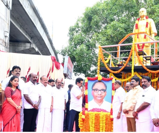 விடுதலைப்போராட்ட வீரர் ராமசாமி படையாச்சியார் 108வது பிறந்தநாளில், கிண்டியில் உள்ள சிலை முன் வைக்கப்பட்டிருந்த அவரது திருவுருவச் சிலைக்கு முதல்வர் ஸ்டாலின் மலர் தூவி மரியாதை
