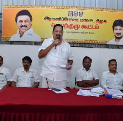 ராணிப்பேட்டை திமுக அலுவலகத்தில் நேற்று நடந்த மாவட்ட செயற்குழு கூட்டம்