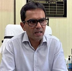 ஷாருக்கான் மகன் இயக்கிய வெப் சீரிஸ்: போதைப்பொருள் தடுப்புப் பிரிவு முன்னாள் அதிகாரி வழக்கு