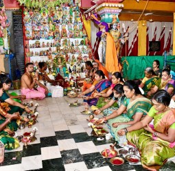 திண்டுக்கல் நாகல் நகர் புவனேஸ்வரி அம்மன் கோவிலில் நவராத்திரி வழிபாடு