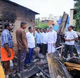 சிலிண்டர்கள் வெடித்ததில், தீபிடித்து இரண்டு வீடுகள்