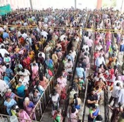 கோவை: பெருமாள் கோவில்களில் நீண்ட வரிசையில் காத்திருந்து தரிசனம் செய்த பக்தர்கள்