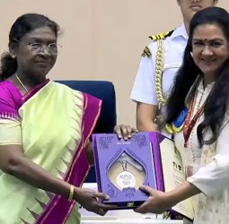 நடிகை ஊர்வசிக்கு சிறந்த துணை நடிகைக்கான விருது