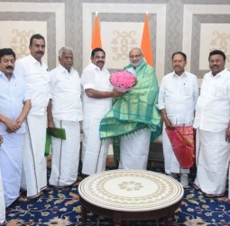 சிபி ராதாகிருஷ்ணனை அதிமுக பொதுச் செயலாளர் பழனிசாமி, அதிமுக நிர்வாகிகளுடன் சந்தித்து வாழ்த்து