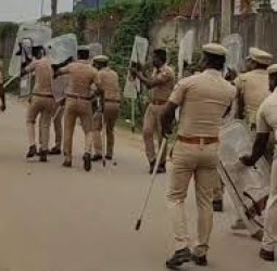 தொழிலாளி பலி: போலீசாருடன் போராட்டக்காரர்கள் மோதல்