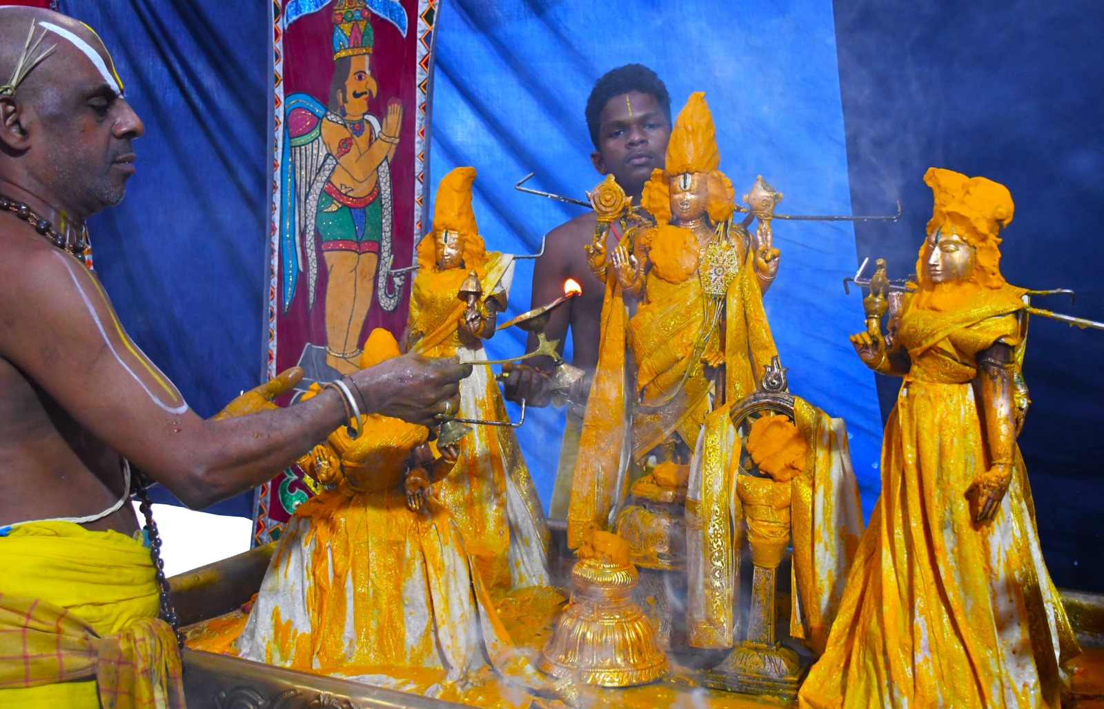 நவராத்திரி உற்சவத்தையொட்டி சேலம் கோட்டை அழகிரிநாத சுவாமி கோயிலில் திருமஞ்சன அபிஷேகம்