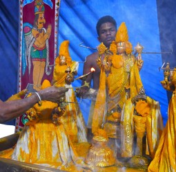 நவராத்திரி உற்சவத்தையொட்டி சேலம் கோட்டை அழகிரிநாத சுவாமி கோயிலில் திருமஞ்சன அபிஷேகம்